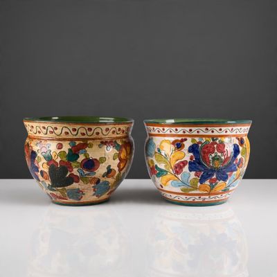 une paire de vases chinois ornés de motifs floraux, posés sur une table