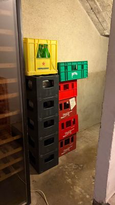 Lot quelques caisses à bouteilles en plastique