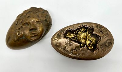 paire de boutons anciens en laiton ornés d'une tête de lion
