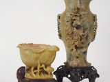 deux vases posés l'un à côté de l'autre sur une table