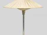 une lampe de table en verre vert surmontée d'un abat-jour blanc