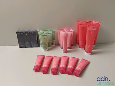 quelques tubes roses sont alignés sur une table blanche
