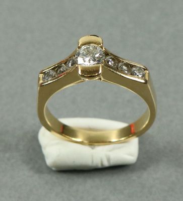 BAGUE en or jaune 18K, ornée d'un diamant central taille bri…