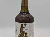 l'image d'une bouteille d'alcool posée sur une table