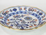Gros plan sur une assiette bleue et blanche ornée de fleurs
