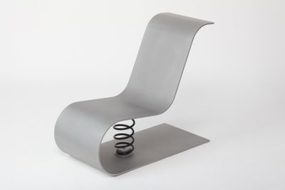 une chaise équipée d'un ressort
