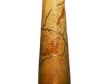 un vase en verre orné d'une carte, posé sur une table