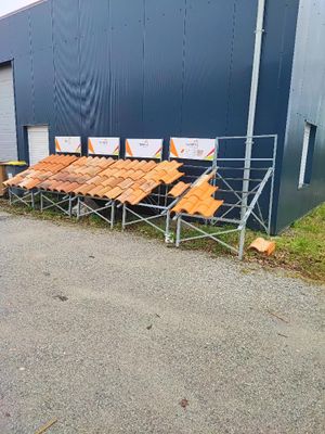 une rangée de chaises orange devant un bâtiment