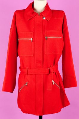 un manteau rouge sur un mannequin, un mannequin, un mannequin, un mannequin, un mannequin, un mannequin, un mannequin, un mannequin, un mannequin