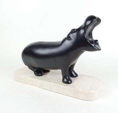 sculpture représentant un hippopotame à la gueule ouverte, posée sur un socle en marbre