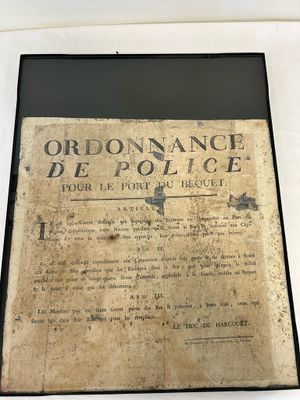 un vieux journal posé sur une table