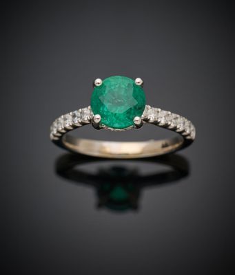 une bague en émeraude et diamant