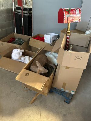 une pile de cartons et de peluches dans un garage