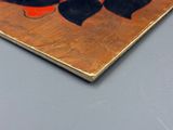 un gros plan sur un tableau représentant un chat posé sur une table