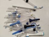 de nombreux appareils médicaux posés sur la table