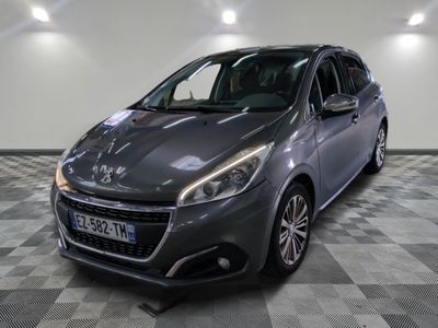 la voiture grise est garée dans le garage sur le sol en damier
