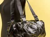 Cette image peut montrer un sac à main ou une pochette sur un mannequin.