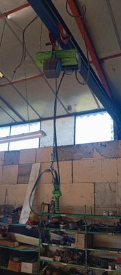 une photo d'une grande pièce où l'on voit beaucoup de travaux en cours