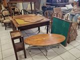 une femme assise à une table dans une pièce remplie de meubles