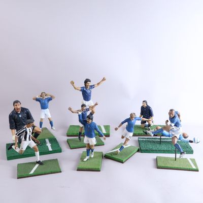 plusieurs figurines représentant des footballeurs en pleine action sur un terrain