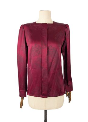 un gros plan sur un mannequin vêtu d'une chemise rouge