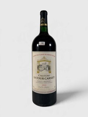 la bouteille de vin est posée sur une surface blanche