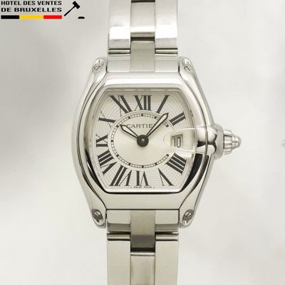 une image représentant une montre-bracelet argentée dont le cadran est orné de chiffres romains