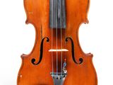 un vieux violon posé sur une surface blanche