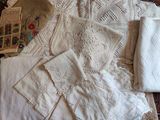 beaucoup de linge de lit blanc sur un lit, à côté d'un panier