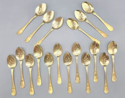 six cuillères en or et six cuillères en argent sont disposées en cercle