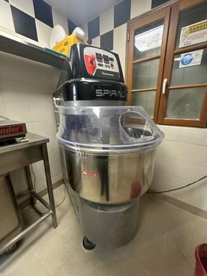 une image d'une cuisine avec un mixeur à l'intérieur