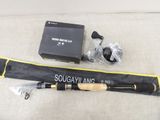 une canne à pêche noire et jaune et un sac noir et jaune