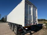 un camion blanc garé sur le bord de la route