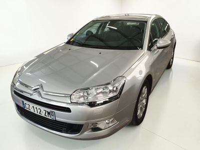 La voiture est garée dans la salle blanche du showroom.