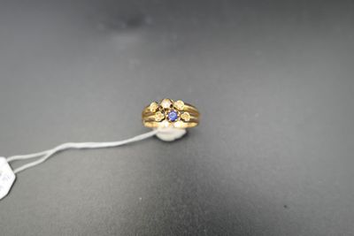une image représentant une bague en or sertie d'un saphir beige