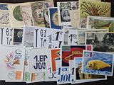 de nombreux types de timbres sur la table