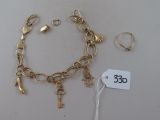 un bracelet en or orné de breloques et d'une clé