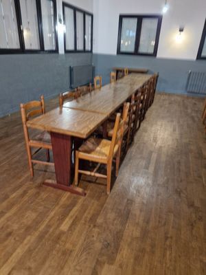 Soixante-neuf chaises paillées et bois dépareillées