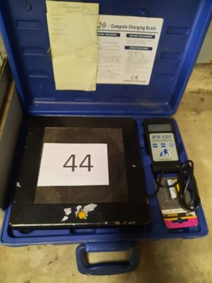 une mallette bleue contenant un ordinateur portable et un téléphone portable