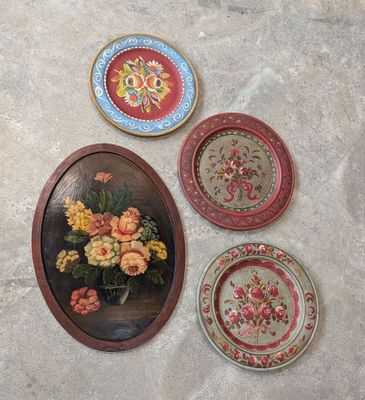 trois assiettes ornées de fleurs posées sur une table