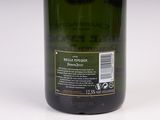 une bouteille de vin posée sur une table