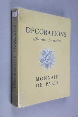 la couverture d'un livre sur laquelle figure l'image d'une fleur