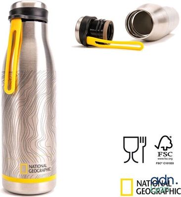 une gourde en acier inoxydable avec une poignée jaune à côté d'une autre gourde en acier inoxydable avec une poignée jaune