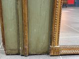un grand miroir posé par terre près d'une porte