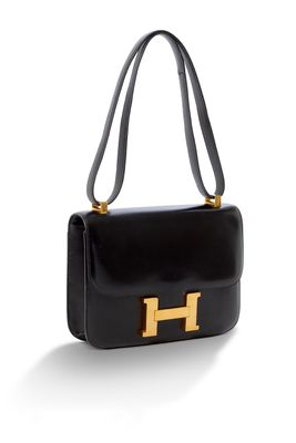 un sac à main noir orné d'un « H » doré sur la poignée