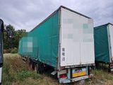 deux camions garés l'un à côté de l'autre dans l'herbe