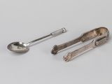 deux cuillères et un repose-cuillère placés l'un à côté de l'autre