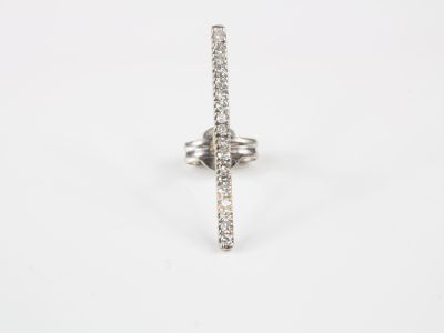 Mono-boucle ! Boucle d'oreille barrette en or gris sertie de…