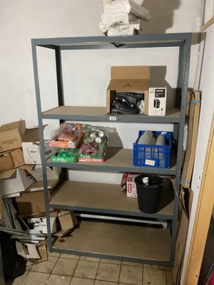 une étagère sur laquelle sont posés tout un tas d'objets