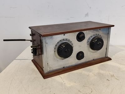 une radio à l'ancienne posée sur une table